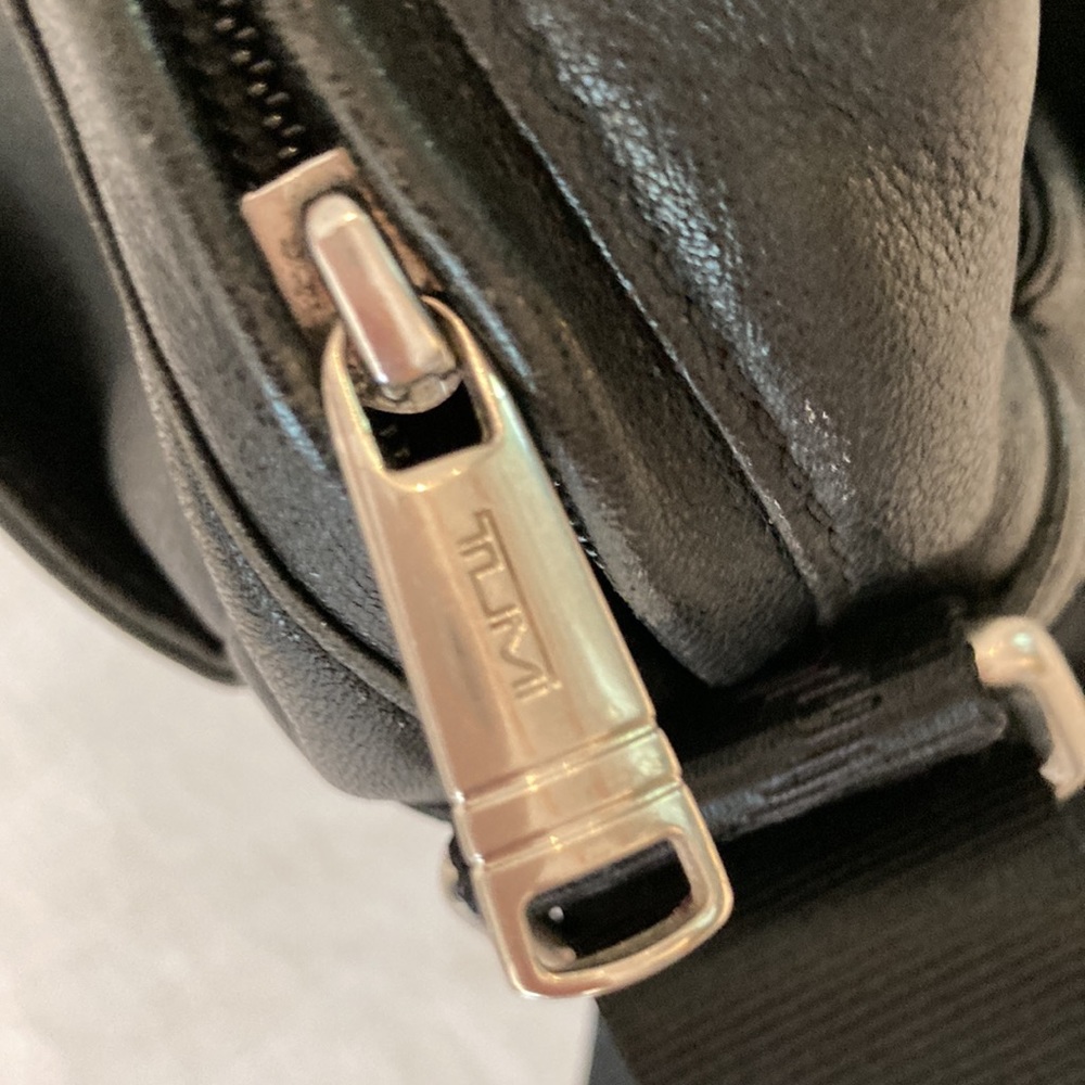 Tumi leather messenger tech lots of pockets - Picture 15 of 16